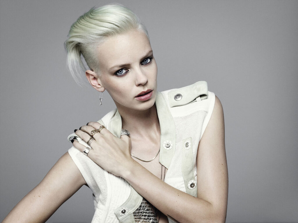 Frisur & Farbe: Das neue Blond im Pixie Cut