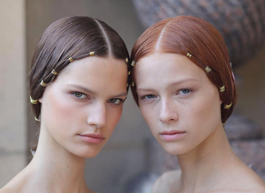 Frisuren Inspiration: Goldene Drähte im Haar bei Valentino